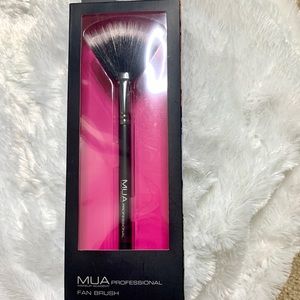 MUA brush